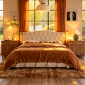 Lit plateforme rembourré avec tête de lit incurvée en forme de selle et détails touffetés en losange, beige
