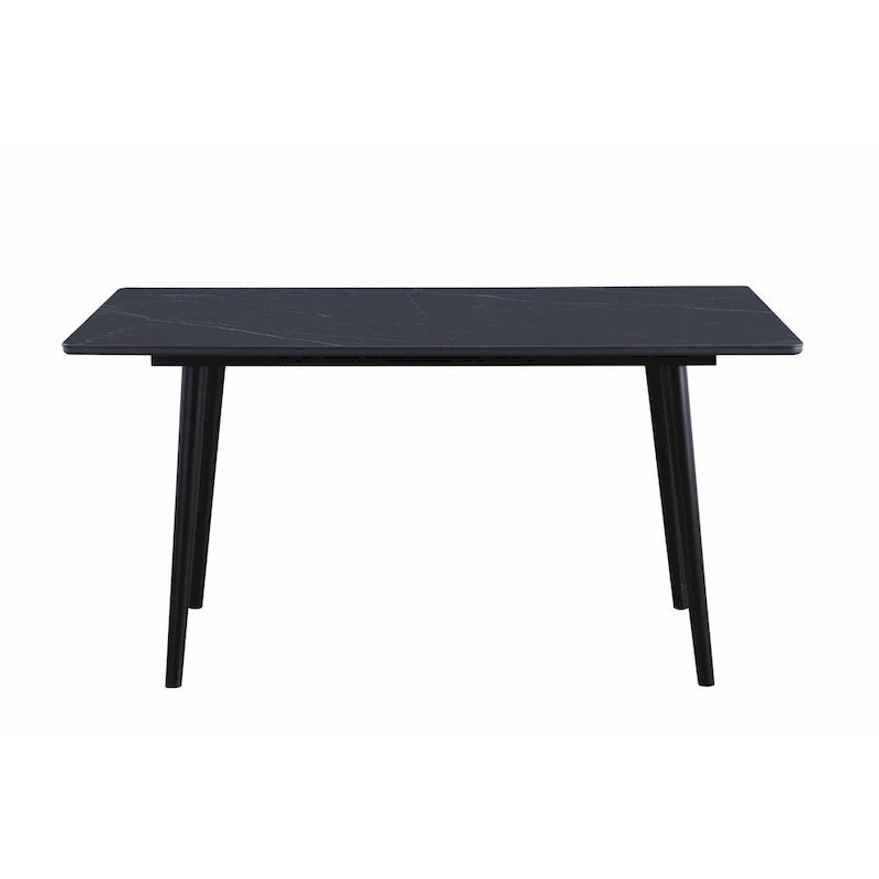 Table de salle à manger de 152 cm avec un plateau en pierre frittée noire et des pieds coniques en métal.