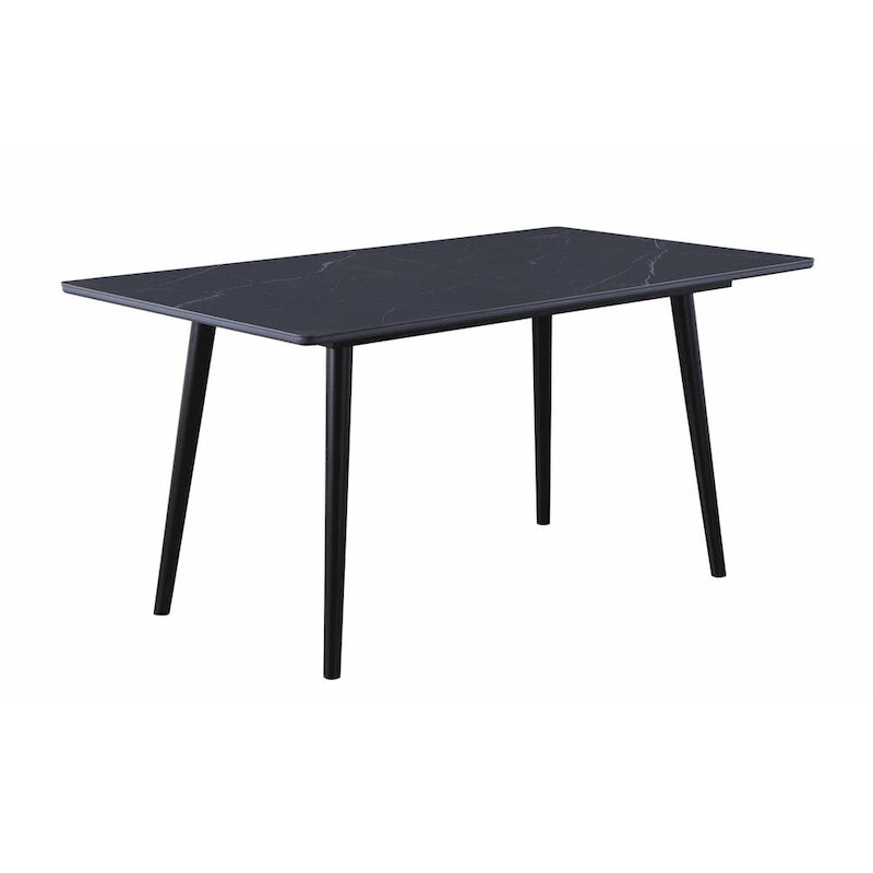 Table de salle à manger de 152 cm avec un plateau en pierre frittée noire et des pieds coniques en métal.