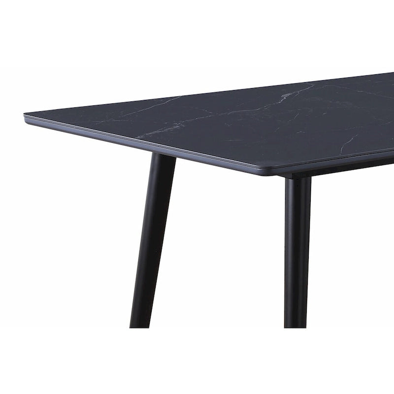 Table de salle à manger de 152 cm avec un plateau en pierre frittée noire et des pieds coniques en métal.